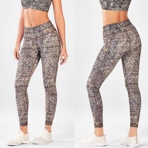 3/$25 🙌🏼 Fabletics Powerhold Printed Speckled Leggings Small